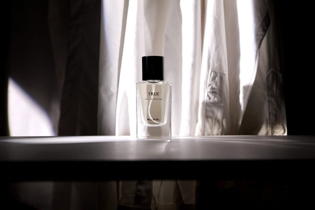 穿上 TRUE，感覺也更清透了 RUE 是那種你不需要多想、卻總是合適的香氣。 就像一件最常拿起的白襯衫，乾淨、有形，不張揚卻有存在感。 它適合那些喜歡簡單線條、不追求多餘裝飾的人。